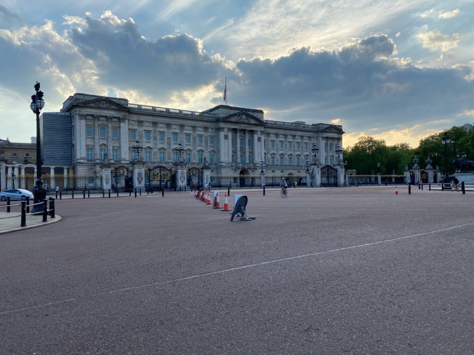 A blissfully quiet Buckingham Palace